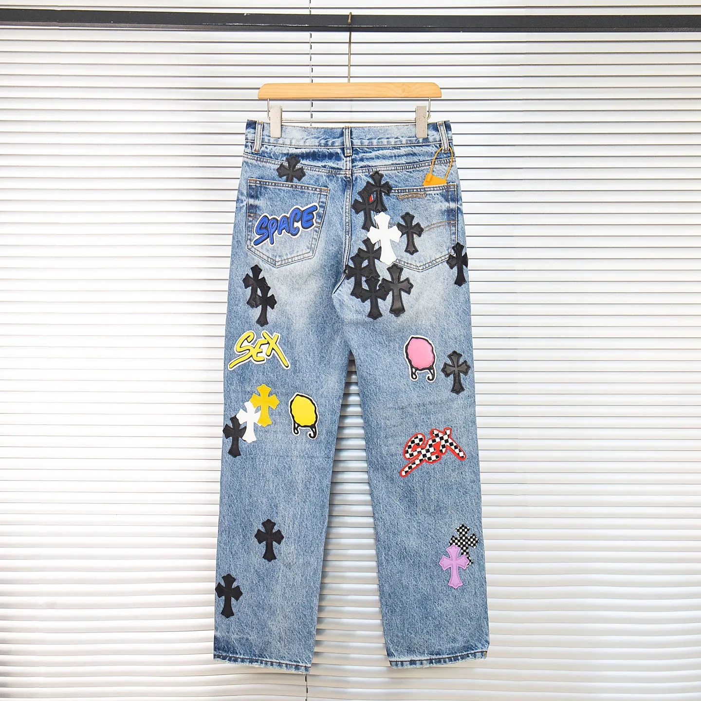 P310 Heavy Industry Version Chrome Hearts Sex Octopus🐙Multiple logo elements spliced ​​washed jeans, truly restores the ultimate vintage texture, three-dimensional version, loose and comfortable, not picky about the figure, taller and slimmer, factory precision, original quality control, same style for men and women, can be matched with couples, versatile recommendation, must-have jeans for all seasons, fashionable people have been disappointed. From the quality selection of fabrics, the tailoring of details, and the matching of patterns, they are all impeccable! The upper body is so handsome when worn...it can be easily worn by men, women and children! The craftsmanship is made of heavy-duty washed pure cotton denim fabric. After washing, it is soft and thick. It is very stylish when worn on the body. Style number: 1759# Color: blue Size: 28 30 32 34 36